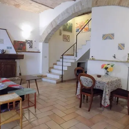 Nel Vicolo, Scappo In Umbria * Amelia