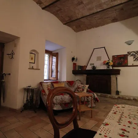 Nel Vicolo, Scappo In Umbria Amelia